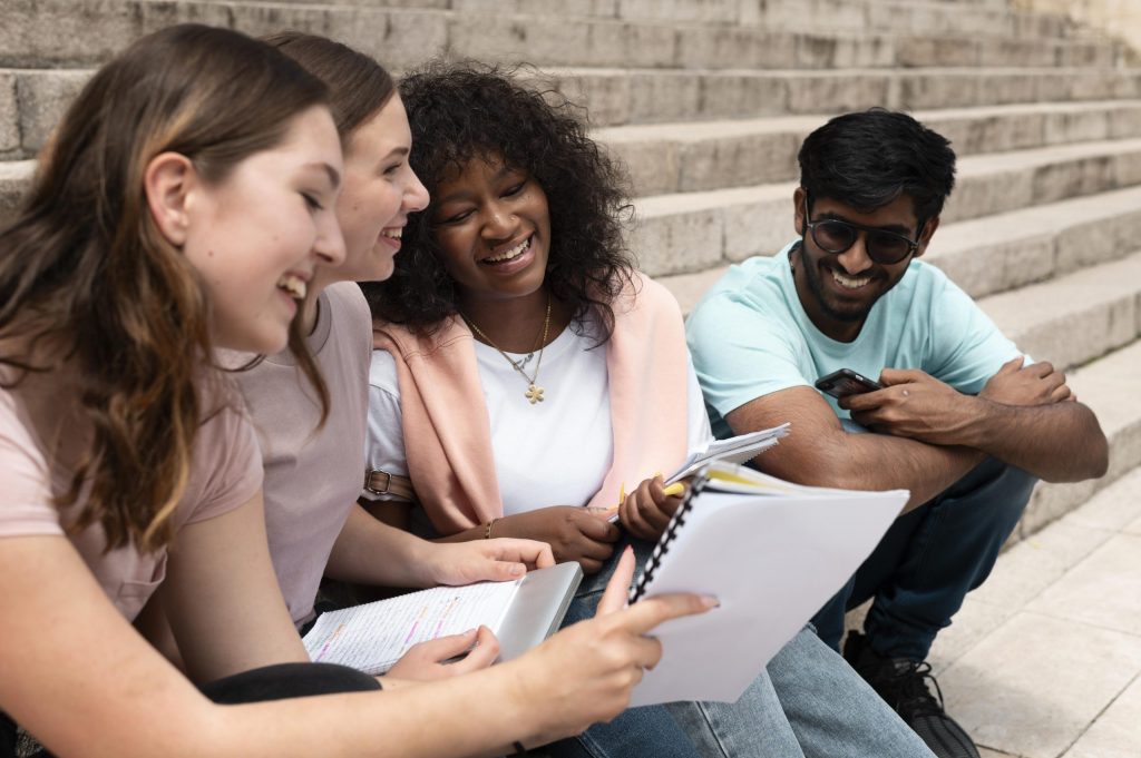 Étudiants de l’ESTP de différentes nationalités travaillant ensemble sur un support de cours